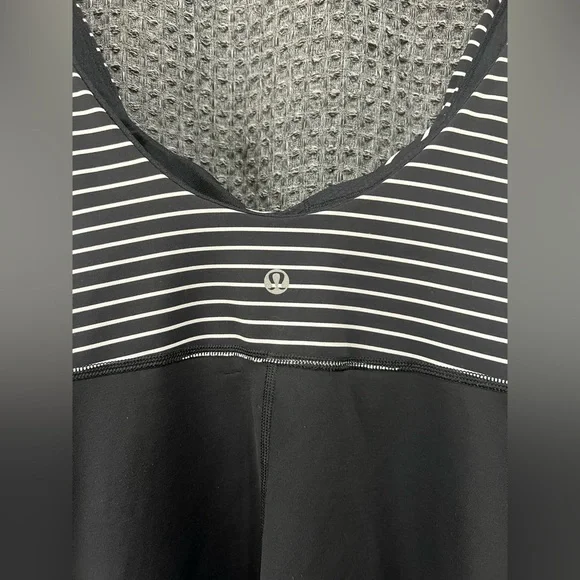 Lululemon Aria II Tank Top Size 6 Black White Parallel Stripe Yoga Shelf Bra - Picture 3 of 4